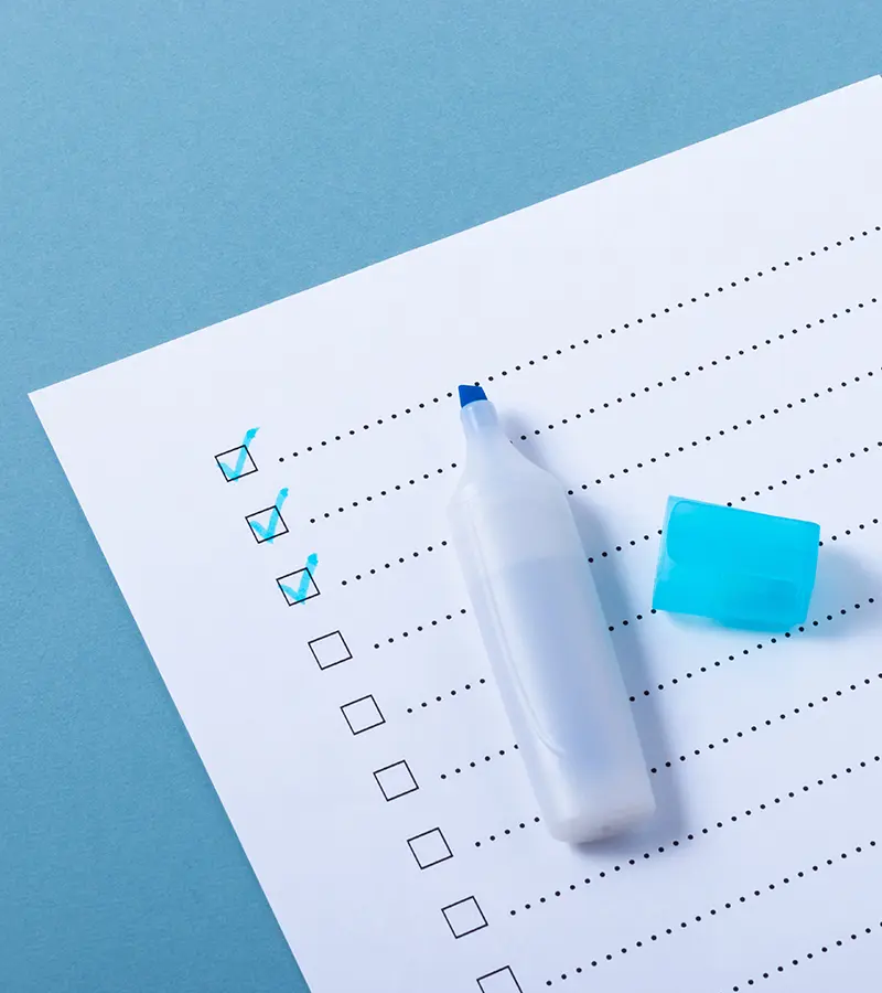 Abgehakte Aufgaben auf einer Checkliste mit Stift