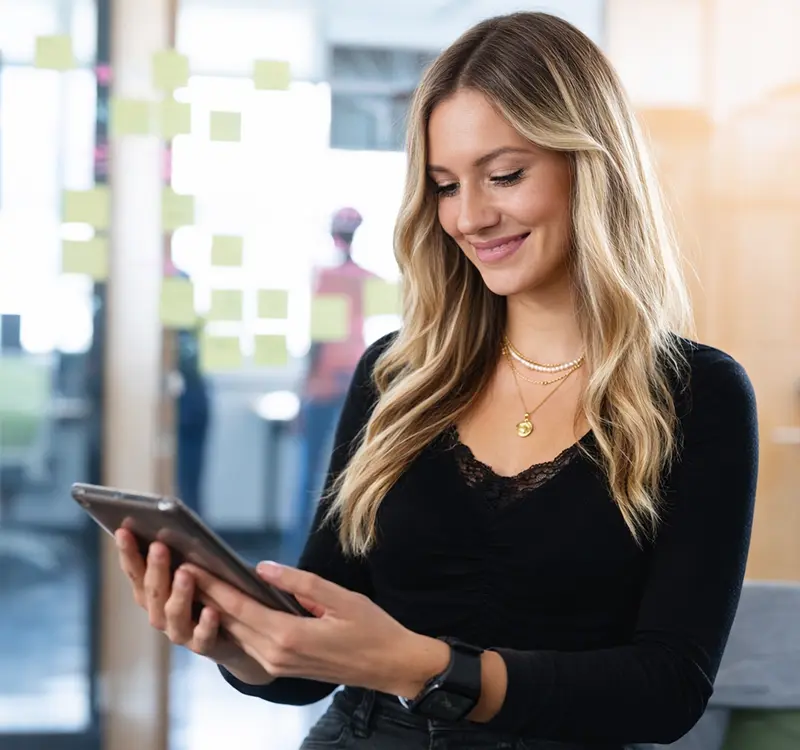 Fiona Langer arbeitet mit einem Tablet