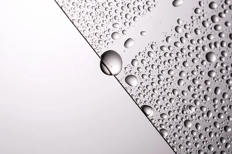 Wassertropfen auf einer Oberfläche